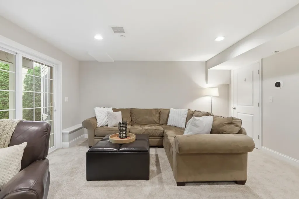 8 Manor Drive Hooksett NH 03106