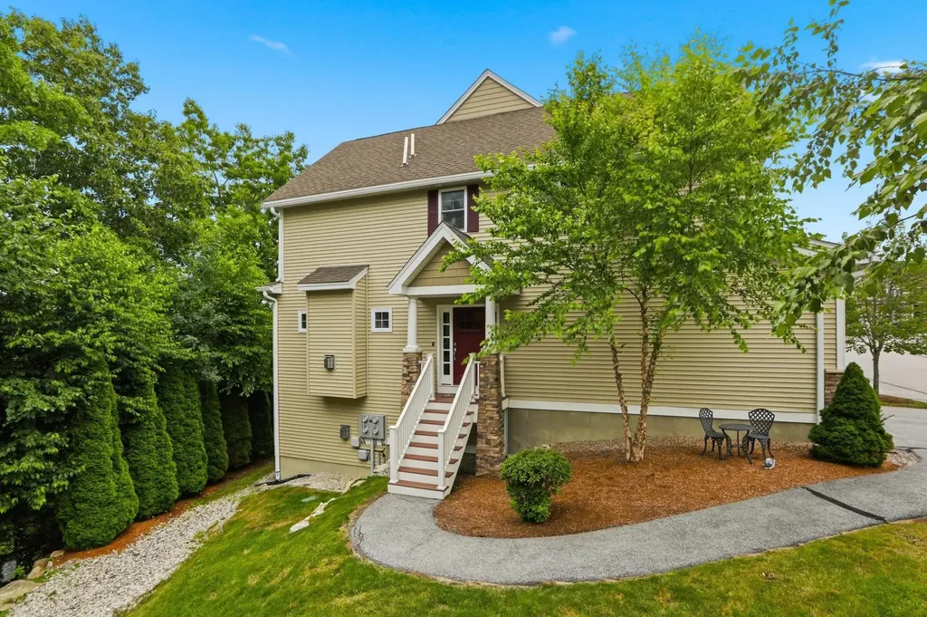 8 Manor Drive Hooksett NH 03106