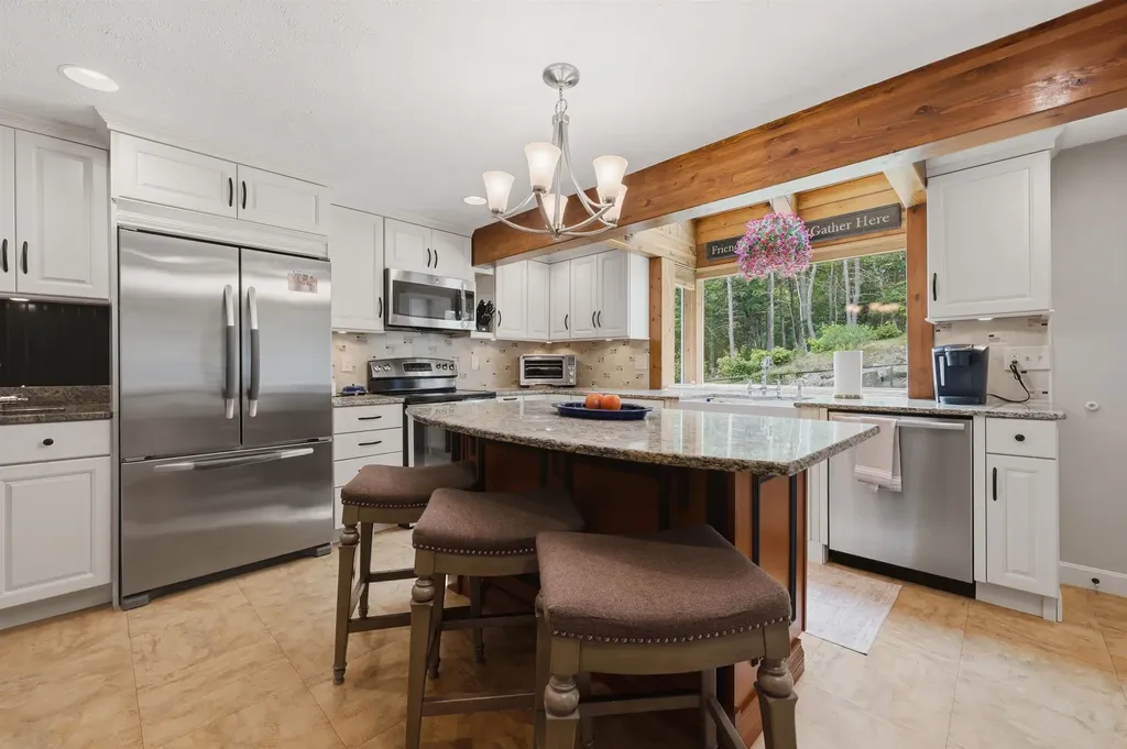 17 Windsor Boulevard Londonderry NH 03053