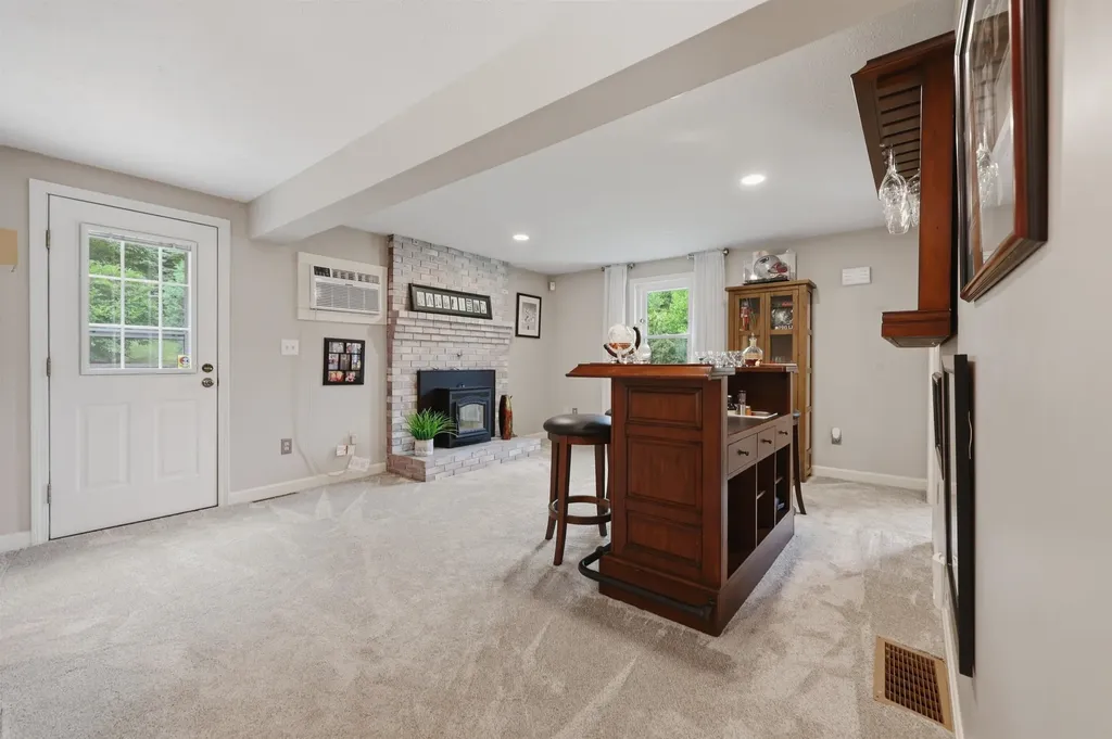 17 Windsor Boulevard Londonderry NH 03053