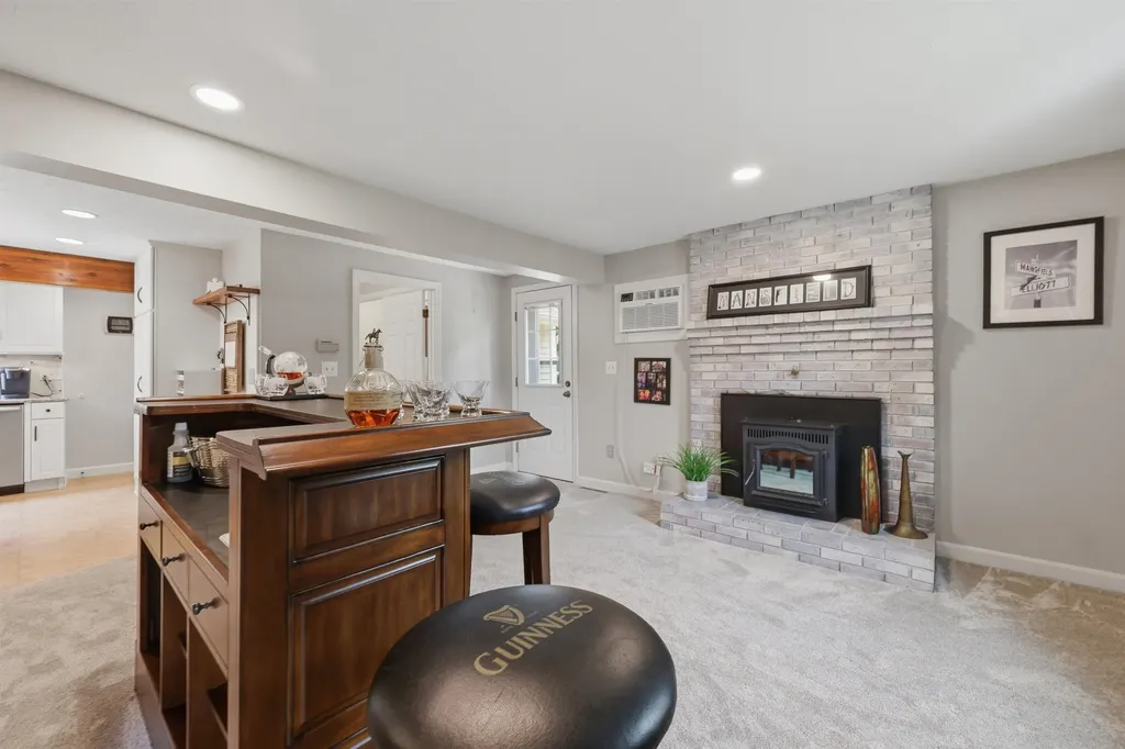 17 Windsor Boulevard Londonderry NH 03053