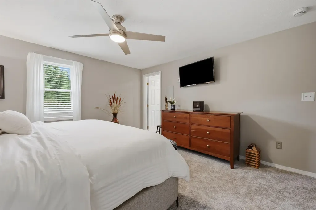 17 Windsor Boulevard Londonderry NH 03053