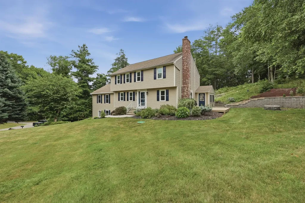 17 Windsor Boulevard Londonderry NH 03053