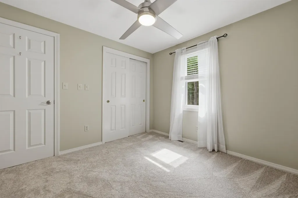 17 Windsor Boulevard Londonderry NH 03053