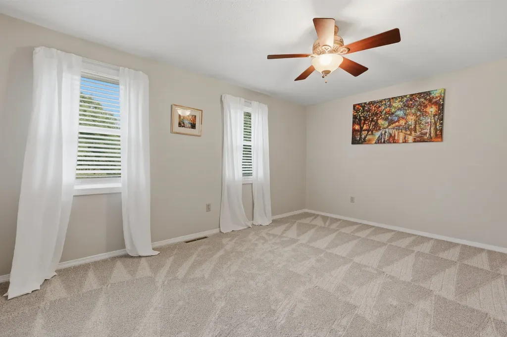 17 Windsor Boulevard Londonderry NH 03053