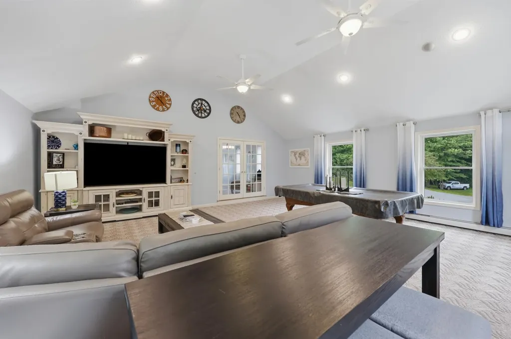 17 Windsor Boulevard Londonderry NH 03053