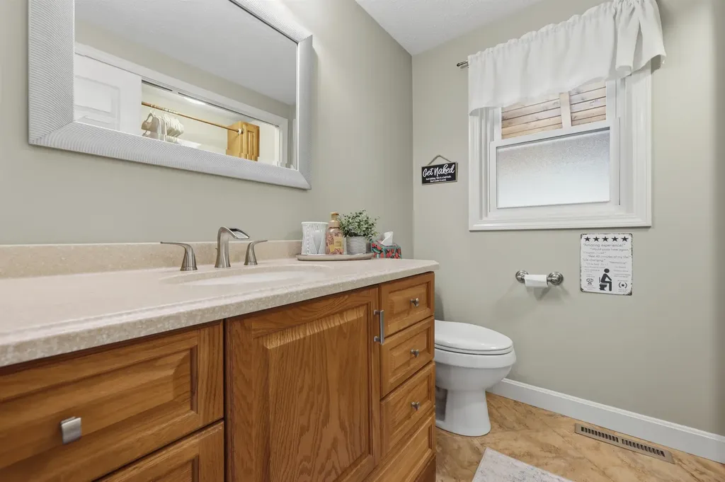 17 Windsor Boulevard Londonderry NH 03053