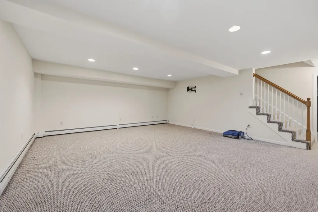 17 Windsor Boulevard Londonderry NH 03053