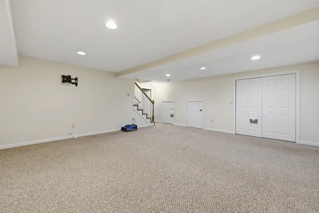 17 Windsor Boulevard Londonderry NH 03053