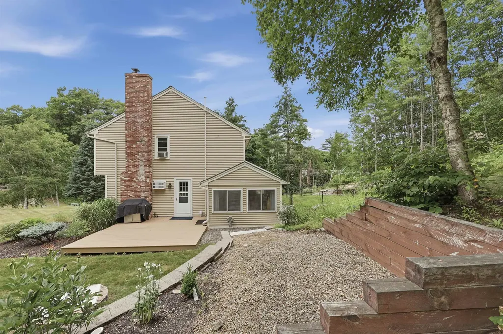 17 Windsor Boulevard Londonderry NH 03053