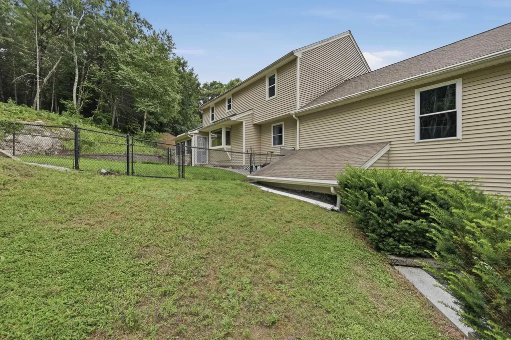 17 Windsor Boulevard Londonderry NH 03053
