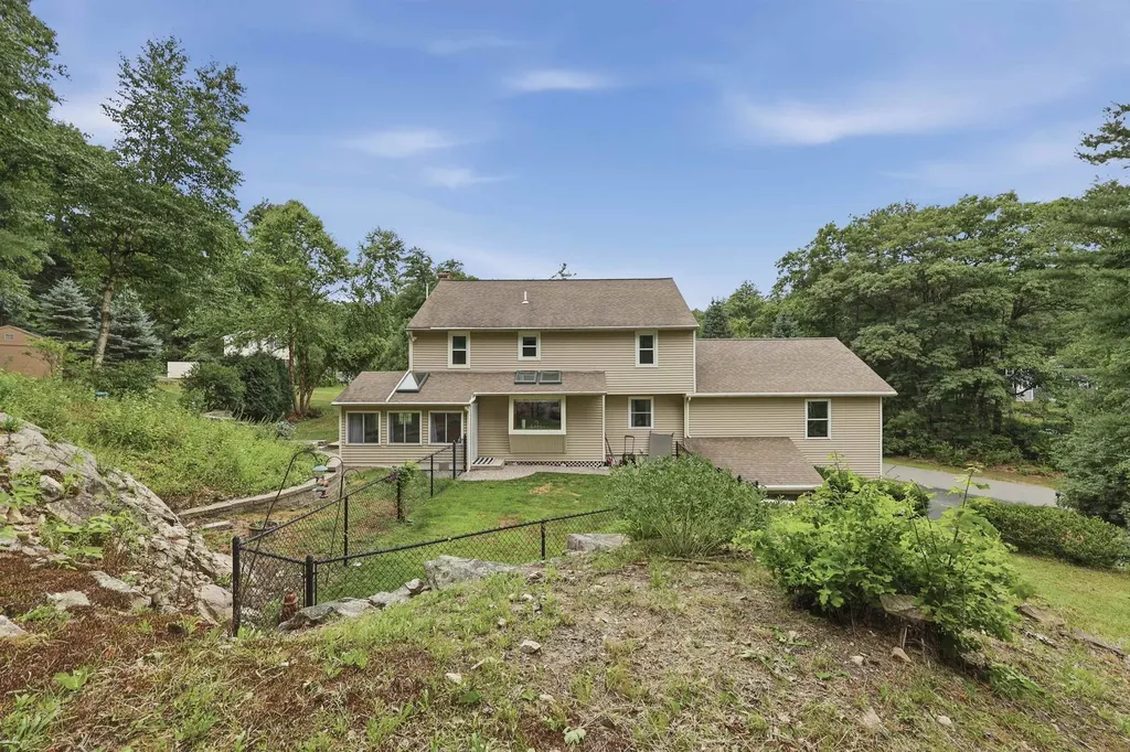 17 Windsor Boulevard Londonderry NH 03053
