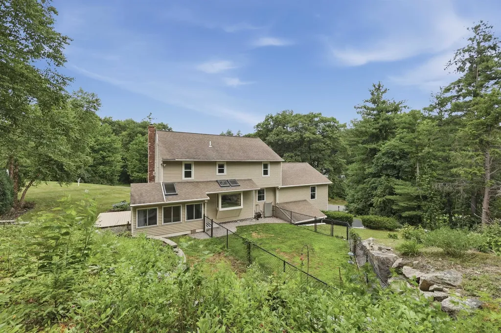 17 Windsor Boulevard Londonderry NH 03053