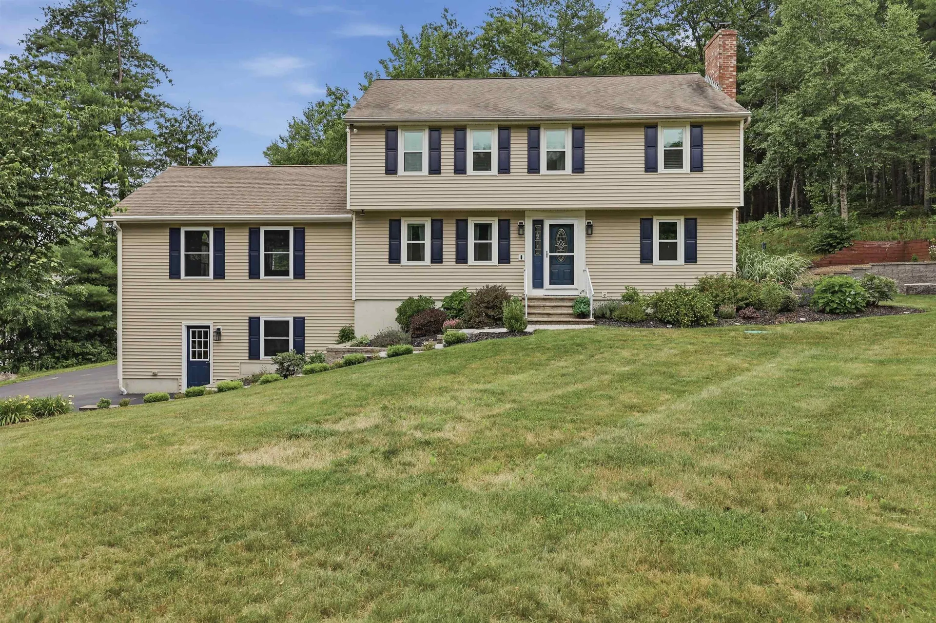 17 Windsor Boulevard Londonderry NH 03053