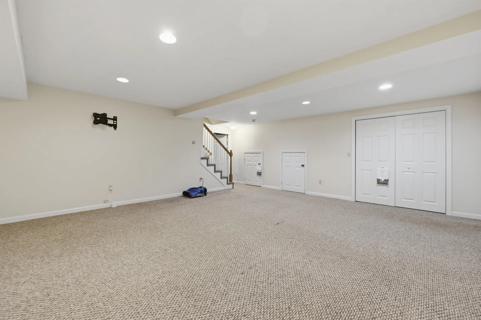 17 Windsor Boulevard Londonderry NH 03053