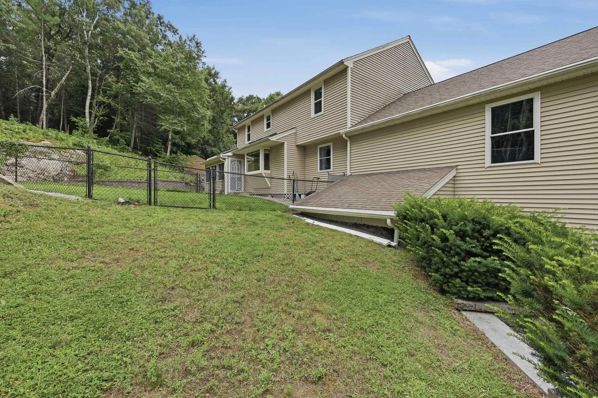 17 Windsor Boulevard Londonderry NH 03053