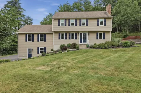 17 Windsor Boulevard Londonderry NH 03053