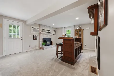 17 Windsor Boulevard Londonderry NH 03053