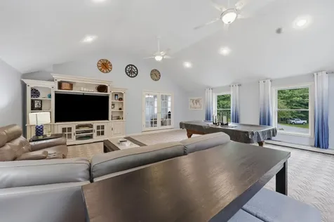 17 Windsor Boulevard Londonderry NH 03053