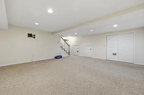 17 Windsor Boulevard Londonderry NH 03053