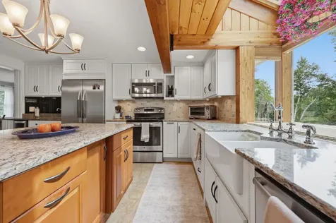 17 Windsor Boulevard Londonderry NH 03053