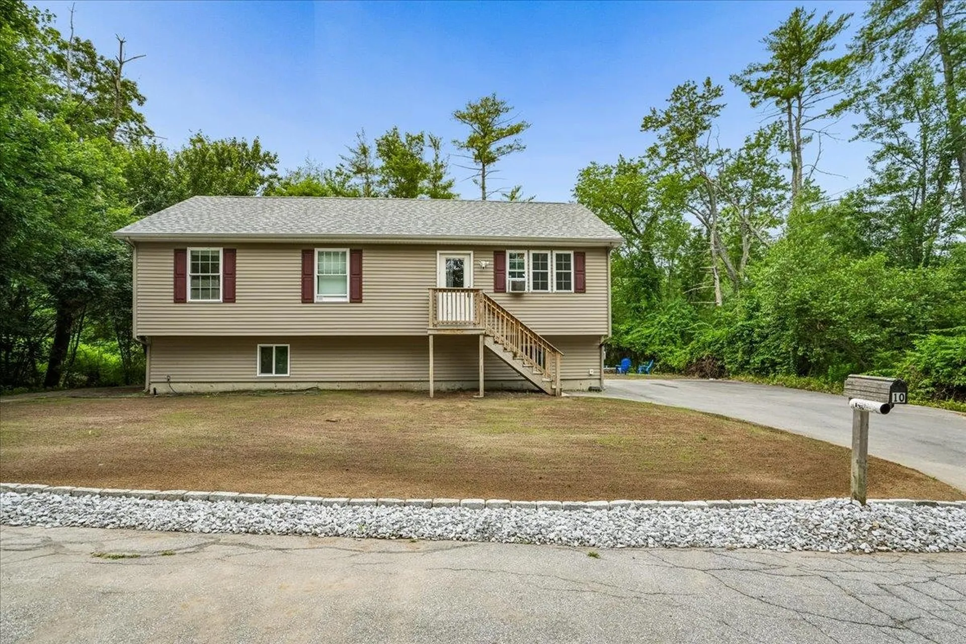 10 Patricia Avenue Raymond NH 03077