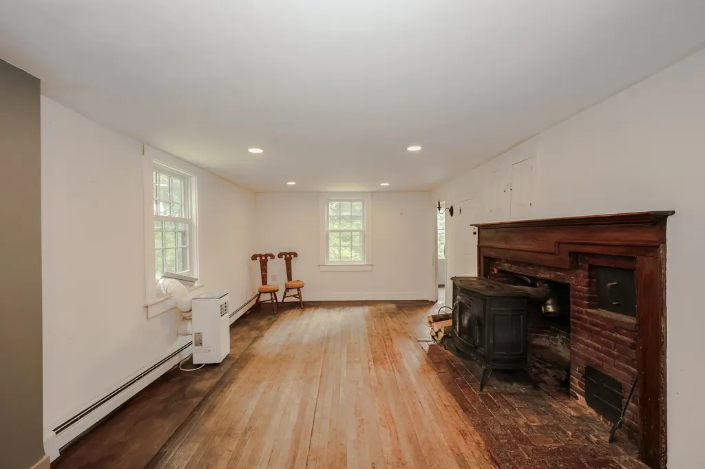 301 Tiffany Hill Road Weare NH 03281-5203