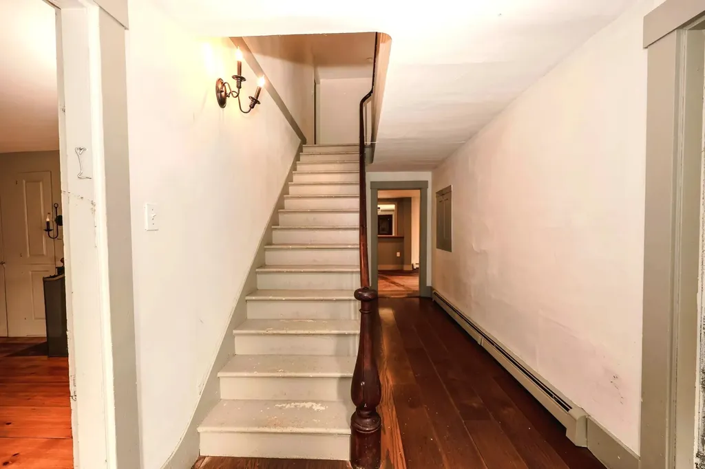 301 Tiffany Hill Road Weare NH 03281-5203