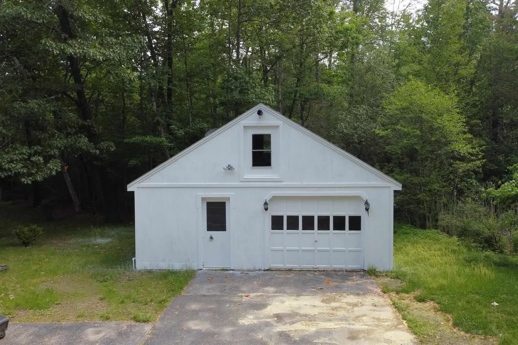 9 Bluebird Lane Kingston NH 03848