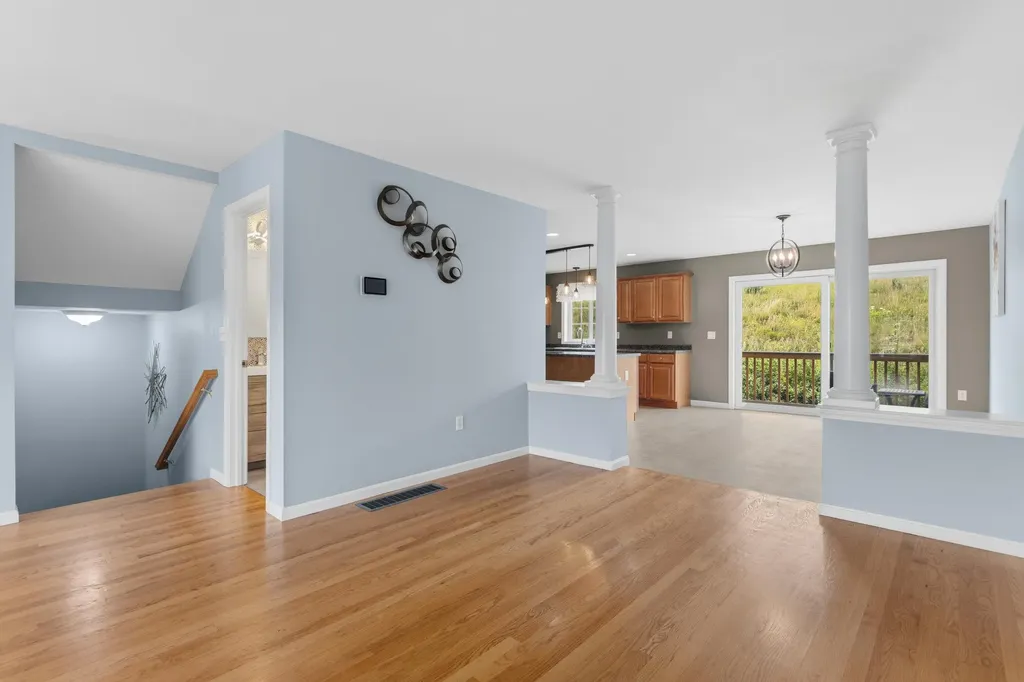8 Canterberry Court Hudson NH 03051