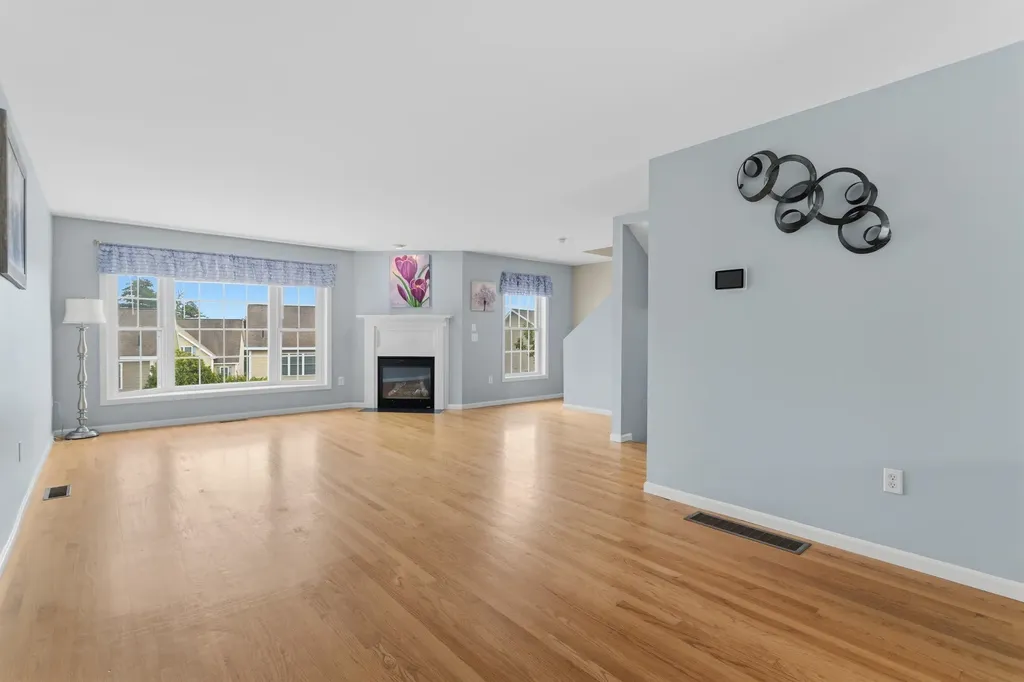 8 Canterberry Court Hudson NH 03051