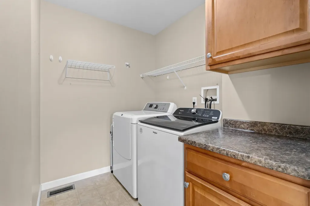 8 Canterberry Court Hudson NH 03051