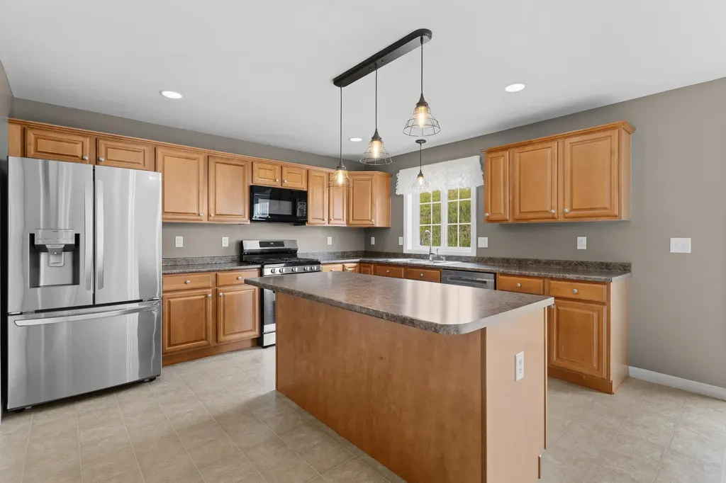 8 Canterberry Court Hudson NH 03051