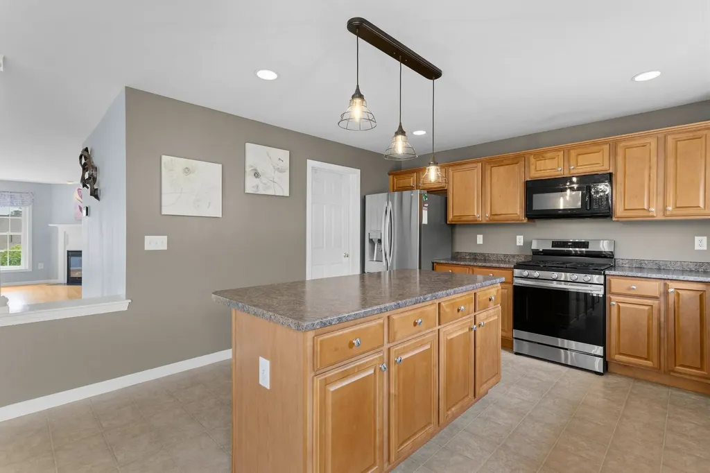 8 Canterberry Court Hudson NH 03051