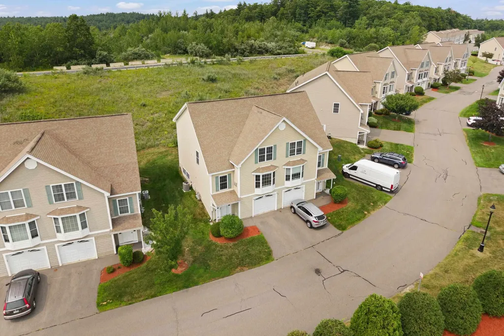 8 Canterberry Court Hudson NH 03051