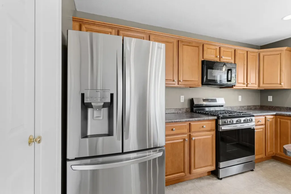 8 Canterberry Court Hudson NH 03051