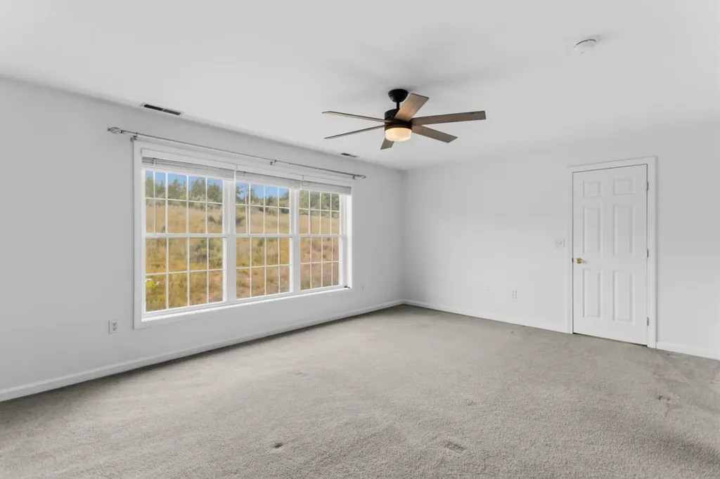 8 Canterberry Court Hudson NH 03051