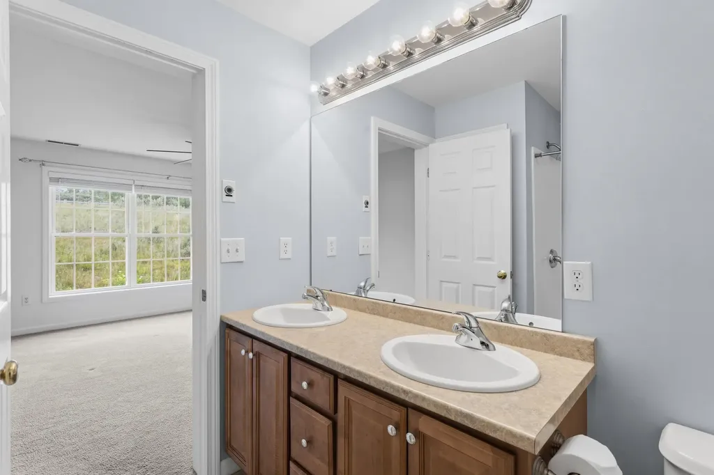 8 Canterberry Court Hudson NH 03051