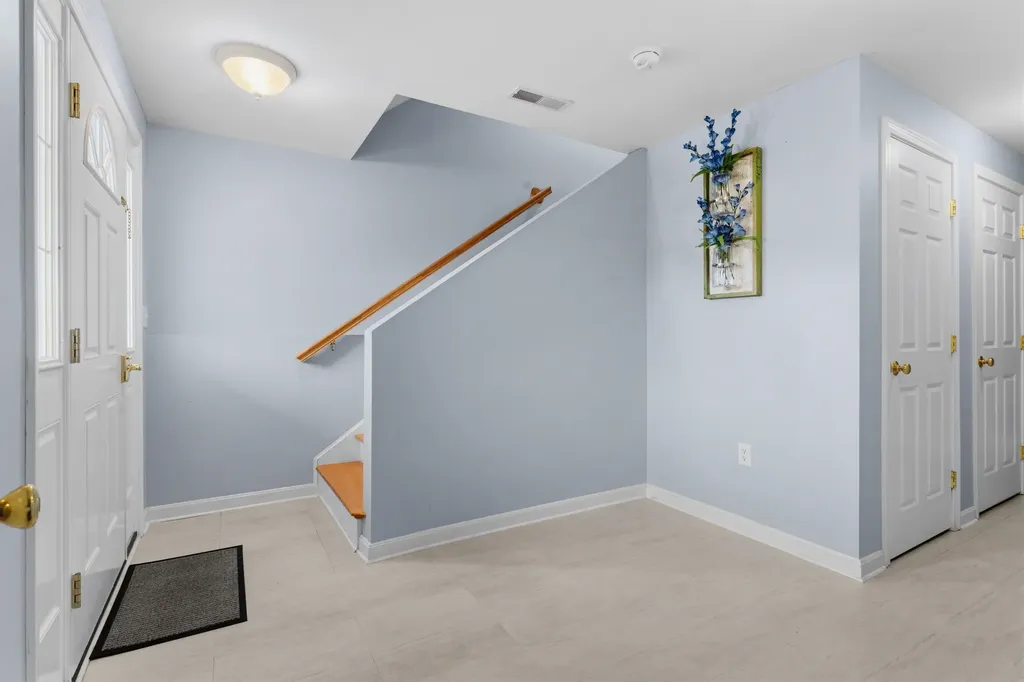 8 Canterberry Court Hudson NH 03051