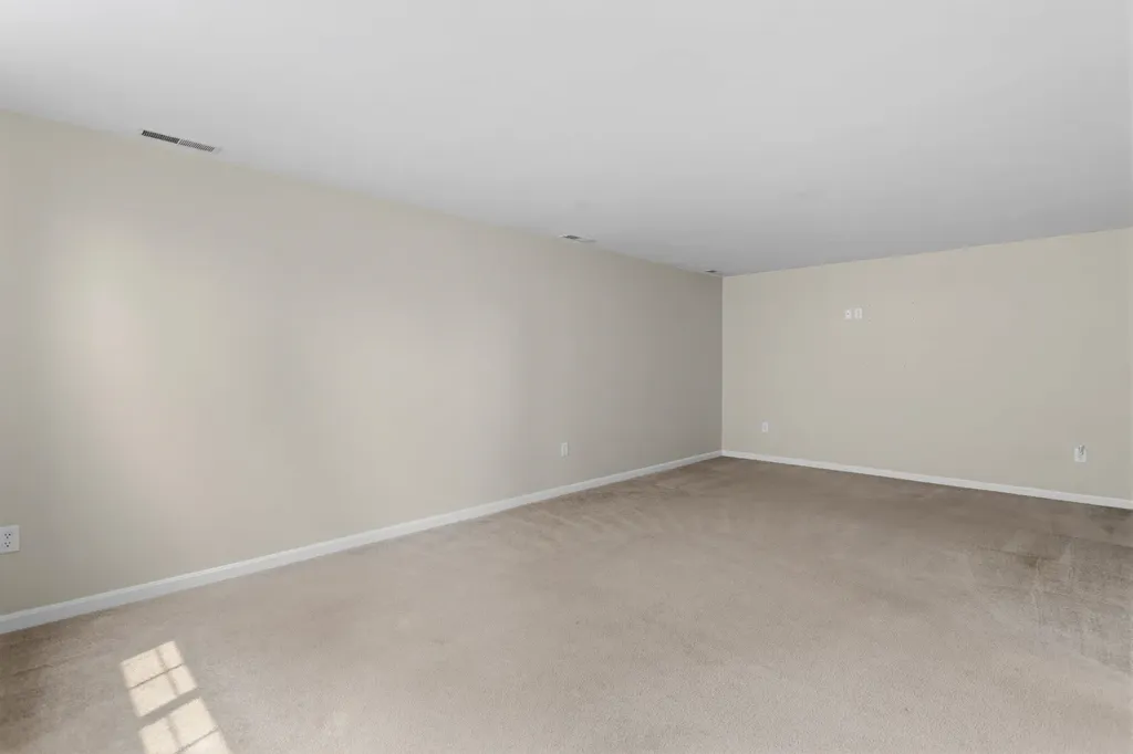8 Canterberry Court Hudson NH 03051