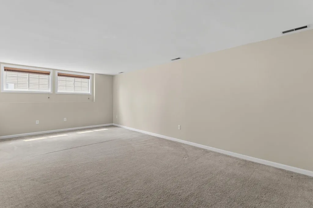 8 Canterberry Court Hudson NH 03051