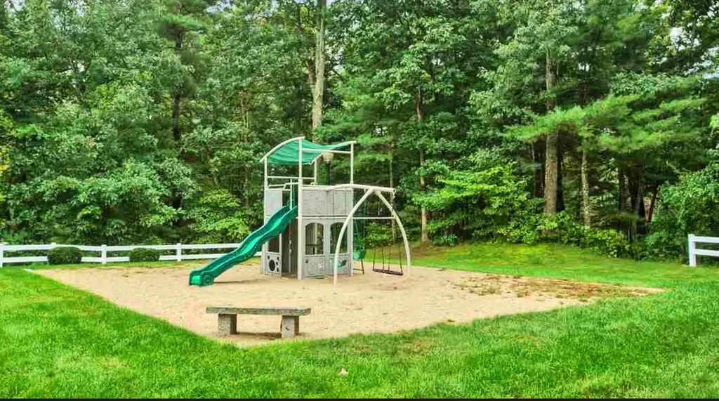 8 Canterberry Court Hudson NH 03051