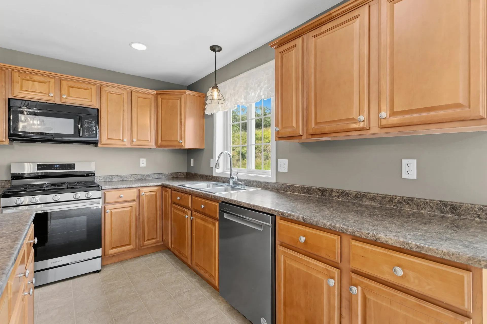 8 Canterberry Court Hudson NH 03051