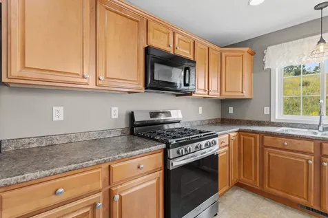 8 Canterberry Court Hudson NH 03051