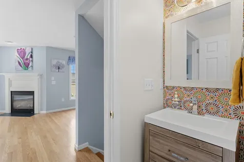 8 Canterberry Court Hudson NH 03051