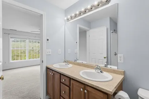 8 Canterberry Court Hudson NH 03051