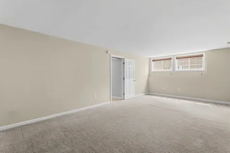 8 Canterberry Court Hudson NH 03051
