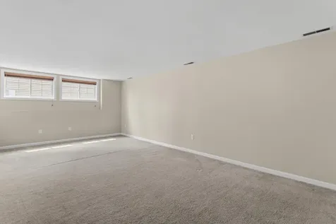 8 Canterberry Court Hudson NH 03051