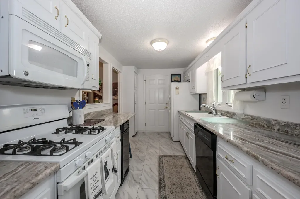 82 Winterwood Drive Londonderry NH 03053