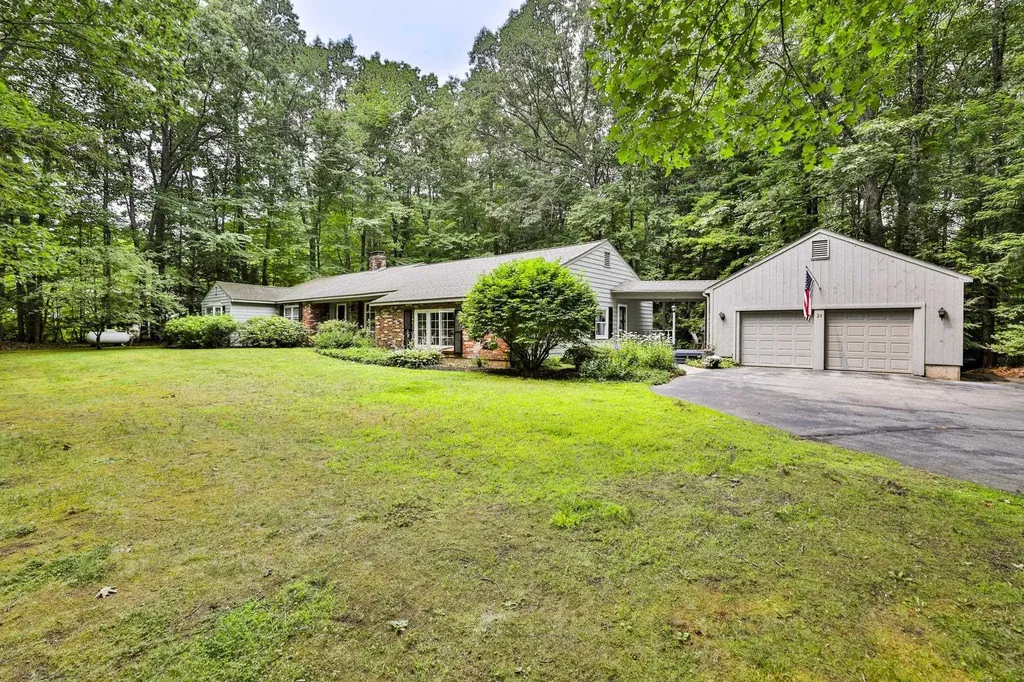 24 Cricket Hill Drive Amherst NH 03031